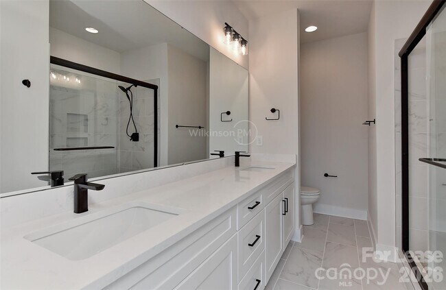 Building Photo - 2204 Northend Dr