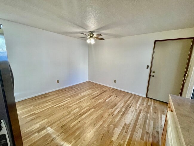 Building Photo - Beautiful 2bd/1bath South Tabor Home with ...
