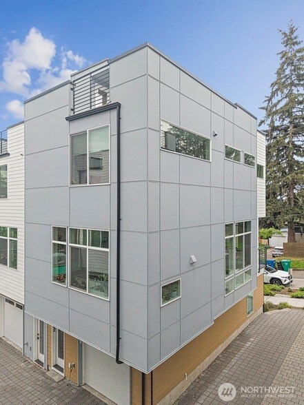Building Photo - 902 N 86th St