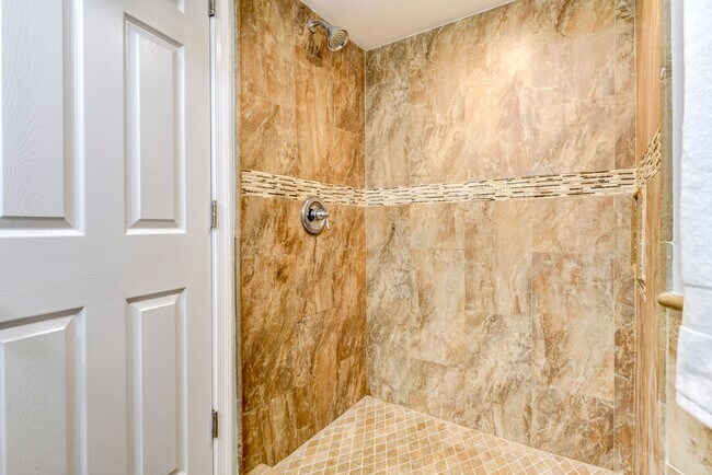 Building Photo - 3 Bed 2.5 Bath - Bloomingdale Condo - 1 Assigned Parking Space