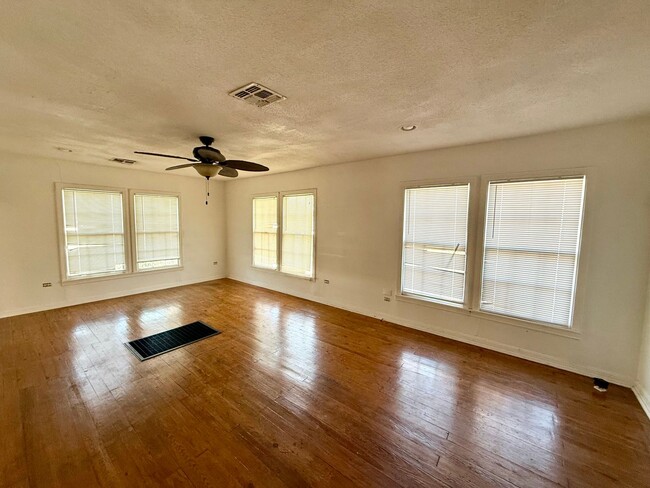 Building Photo - Spacious home in the heart of Waco