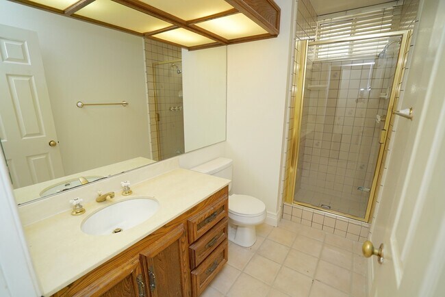 Building Photo - Old Orchard 1 - 4 Bedroom Home in Valencia!