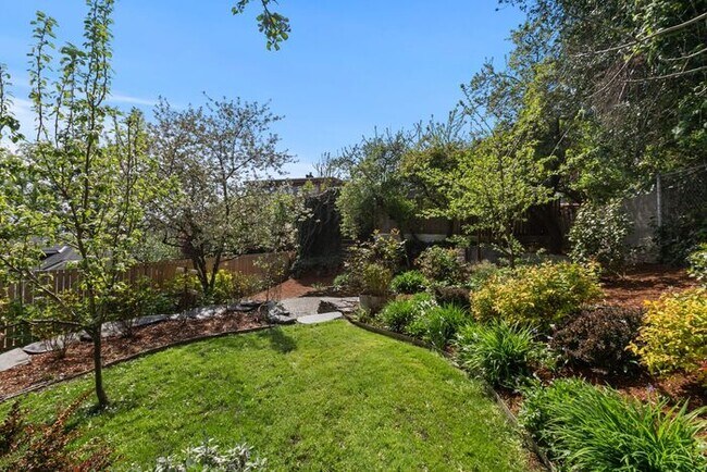 Building Photo - Charming AIR CONDITIONED Leschi Craftsman