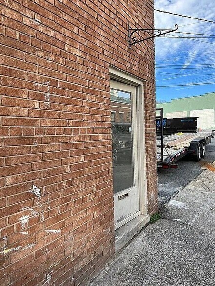 Building Photo - 637 Washington St