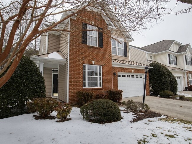 Building Photo - 4 bed townhouse available now!