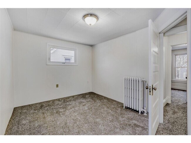 Building Photo - 595 Hawthorne Ave E