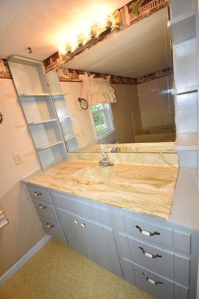 Building Photo - 2 Bedroom Home For Rent in The County!