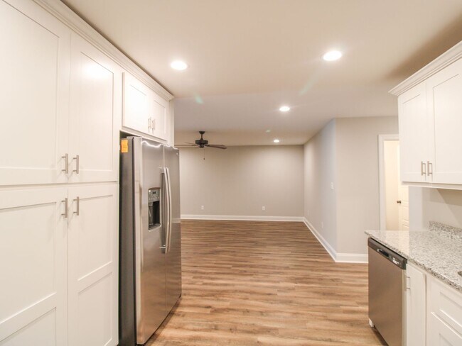 Building Photo - Nice Townhome in Athens City! $250 Amenity...