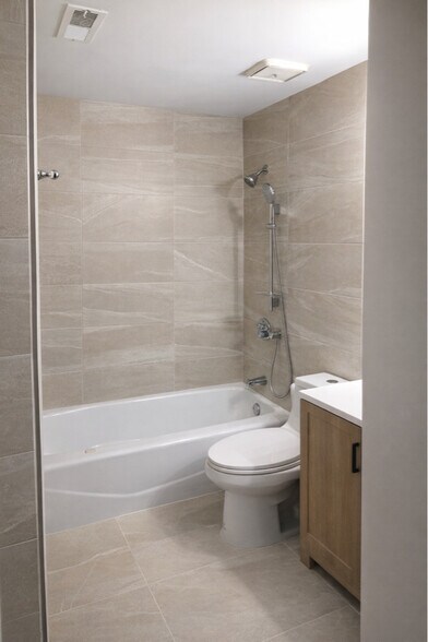 Building Photo - 2210 Ravens Crest Dr