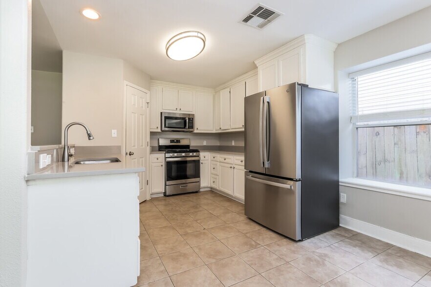 Building Photo - 18469 Sunrise Oaks Ct