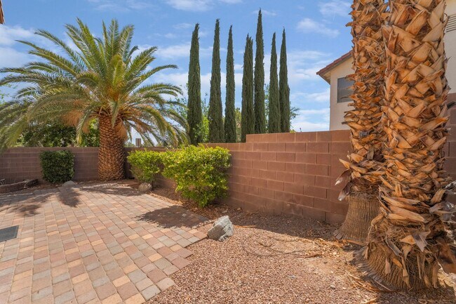 Building Photo - Beautiful Home in a Corner Lot!