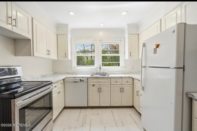Building Photo - 600 N Edgemere Dr