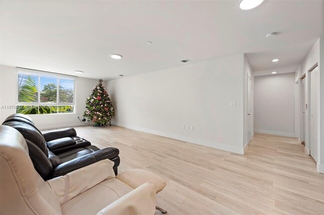 Building Photo - 2505 NE 193rd St