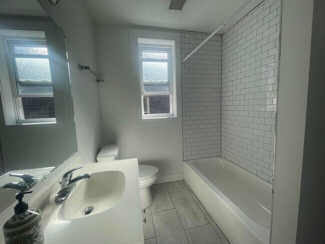 Building Photo - 18 Warner Ave