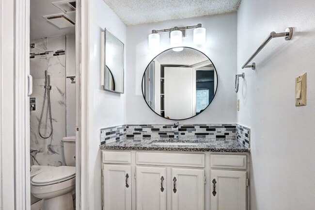 Building Photo - 2 bed 1 bath Condo in Victoria Crossing II