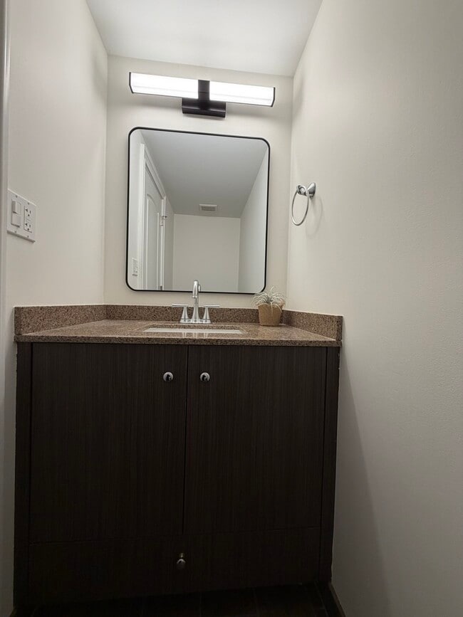 Building Photo - 5 Echo Ct