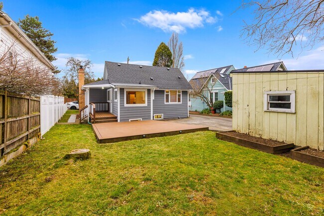 Building Photo - Greenlake Charming 3 Bedroom 1.75 Bath Huge Finished Family Room & Unfinished Basement