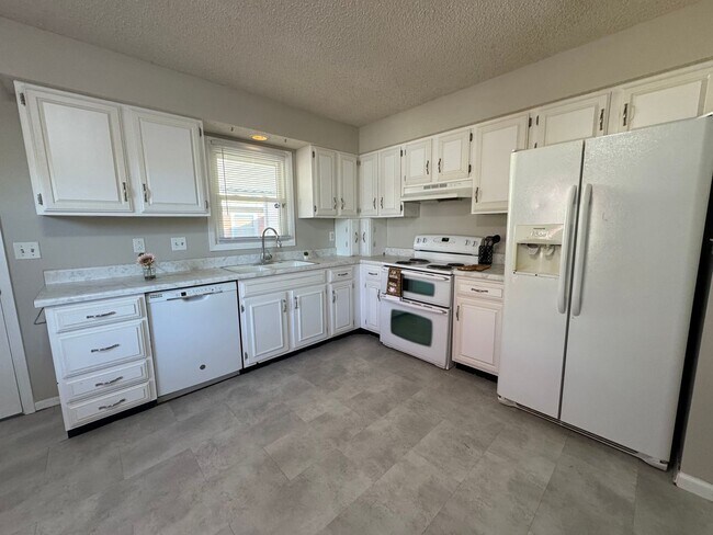 Building Photo - HOT PROPERTY ALERT! Your Dream Starter 3 Bedroom, 1 Bath Home in Springfield Awaits!