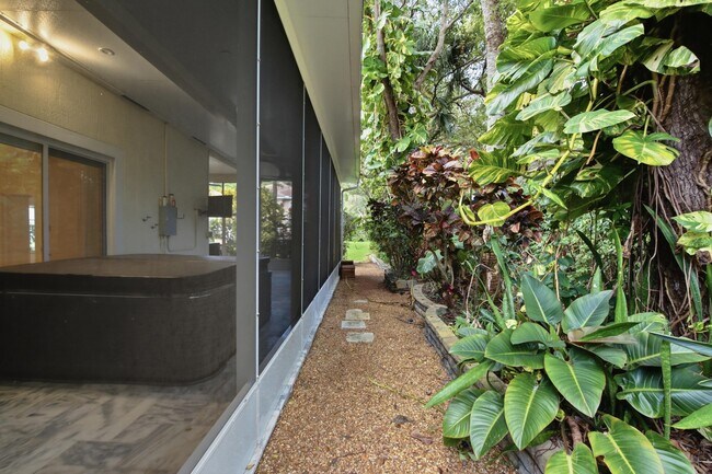 Building Photo - 8552 Vía Giardino