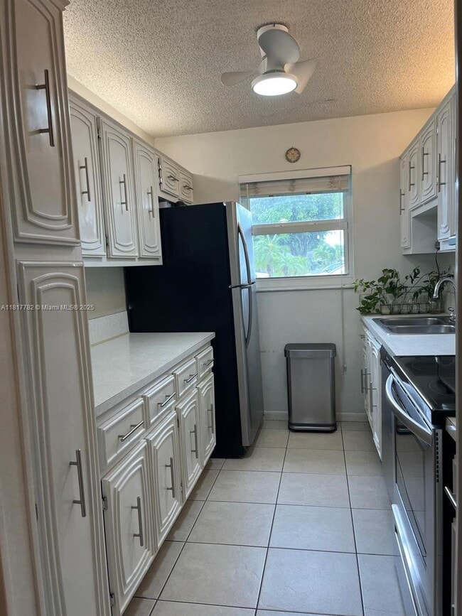 Building Photo - 557 High Point Dr