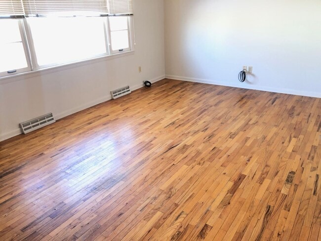 Building Photo - Extremely sharp, clean and roomy 2 BR Duplex in great location in Normal