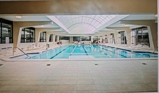 Building Photo - One Bay Club Dr