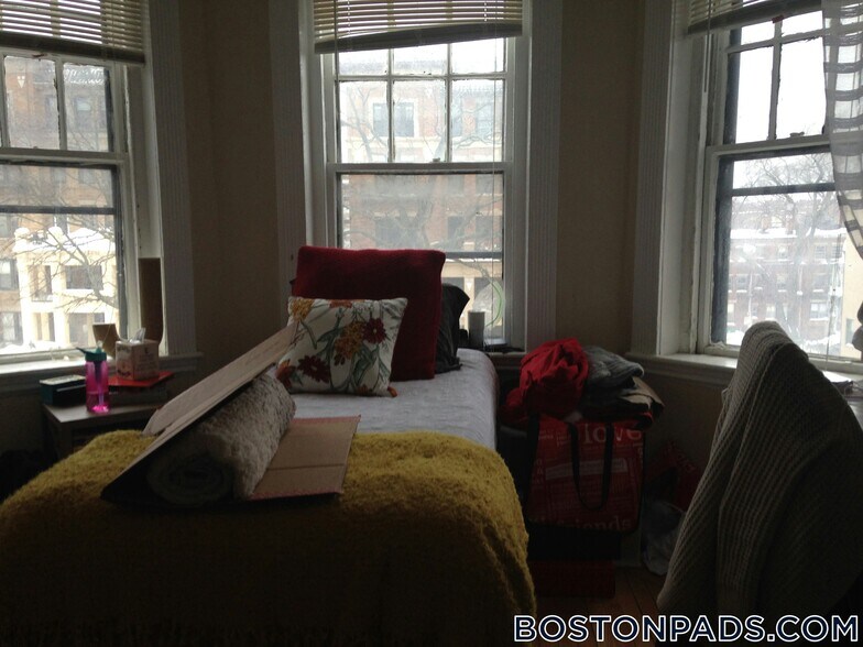 Building Photo - 447 Park Dr