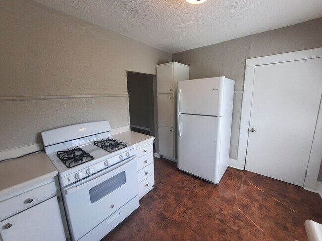 Building Photo - 2 bedroom, 1 bathroom home on large corner...