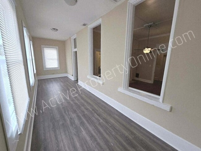 Building Photo - 195 College St