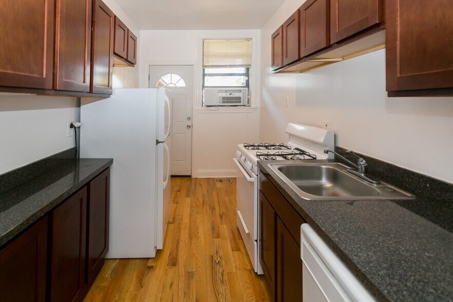 Building Photo - 834 W Waveland Ave