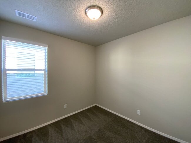 Building Photo - 3 Bedroom Single Story Home Available Near...