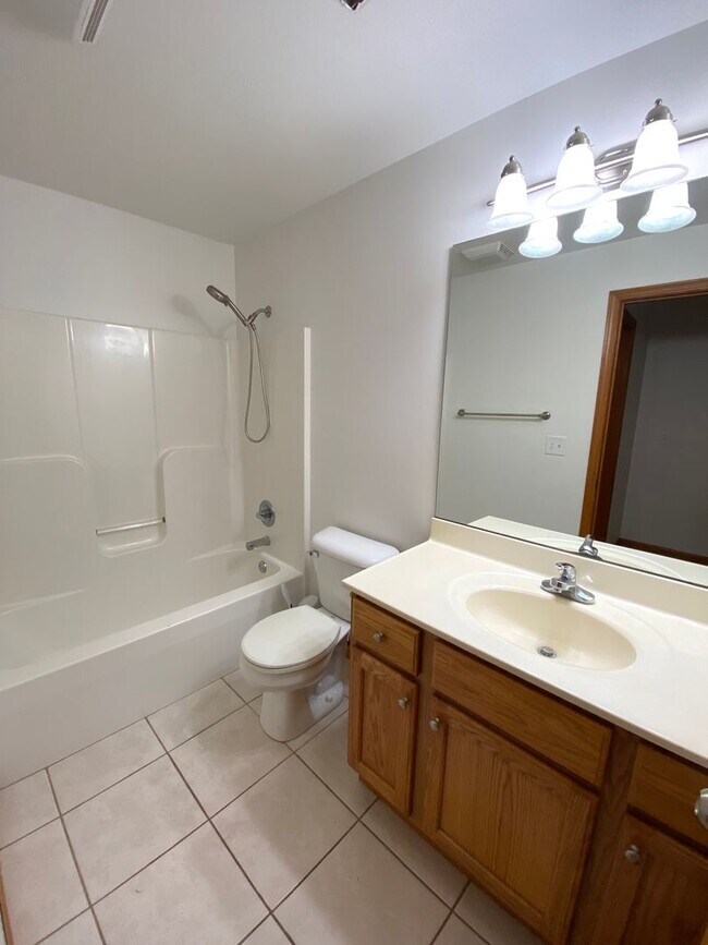 Building Photo - Beautiful 2 Bed, 2 Bath Luxury Condo - Free Month w/13 mo Lease!