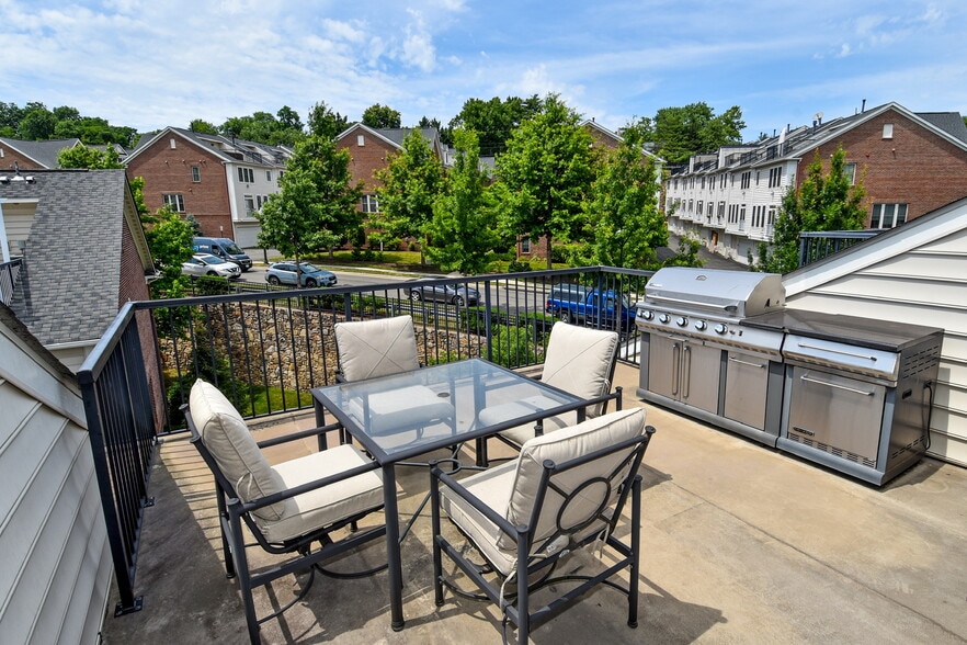 Building Photo - 2602 S Kenmore Ct