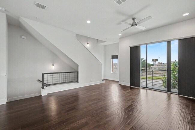 Building Photo - 1606 N Hackberry St