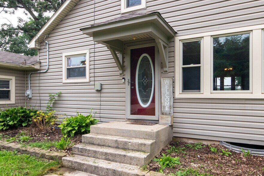 Building Photo - 7910 Shorewood Dr