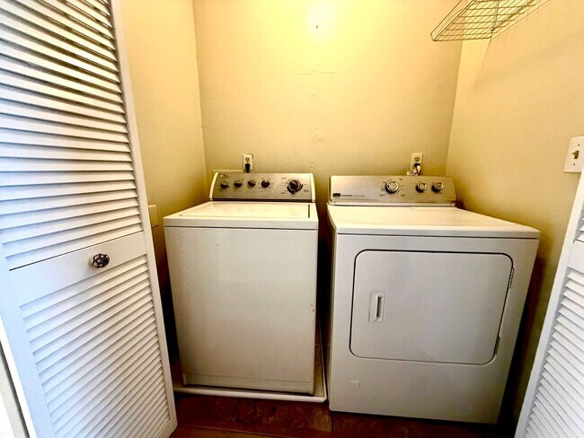 Building Photo - 1157 Via Montoya