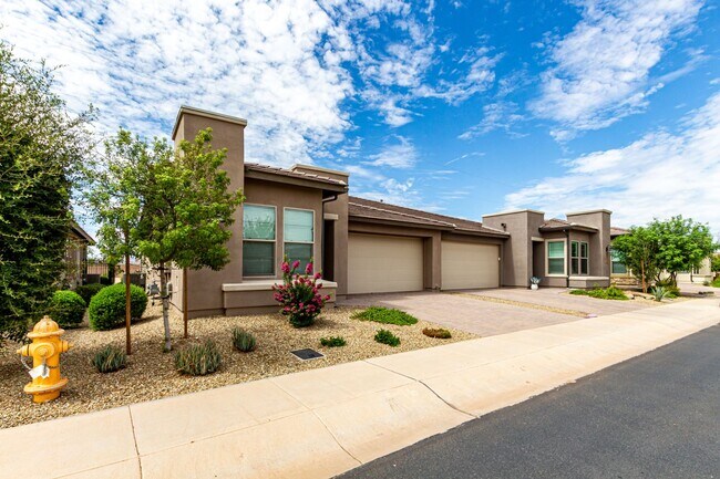 Building Photo - Luxury 2BR + Den Townhome in Amenity-Packed Community - Encanterra