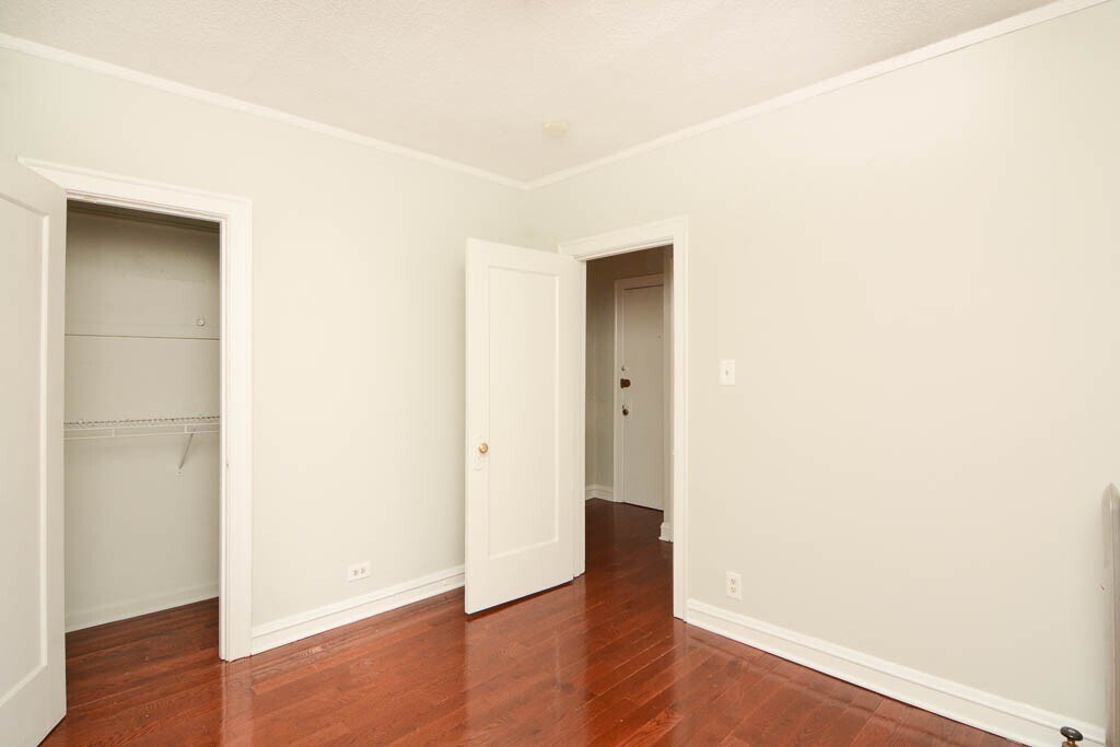 Building Photo - 551.5 W Surf St