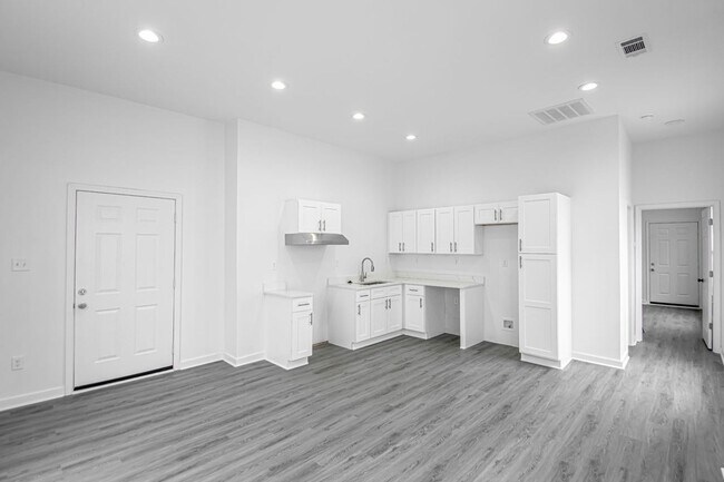 Building Photo - 223 S Park St