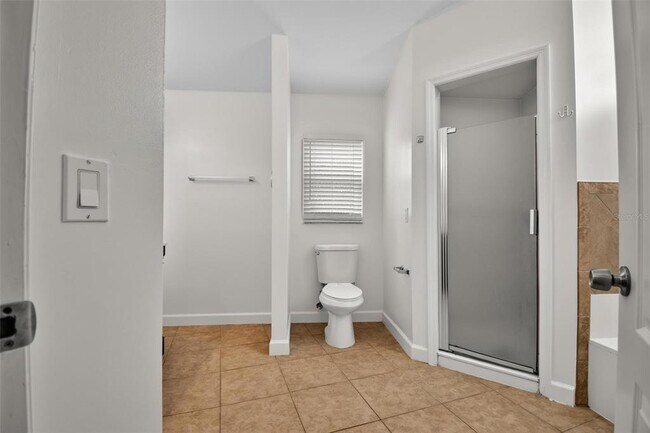 Building Photo - 231 Wellington Dr