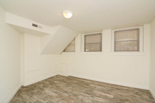 Building Photo - 1160 N La Salle Dr