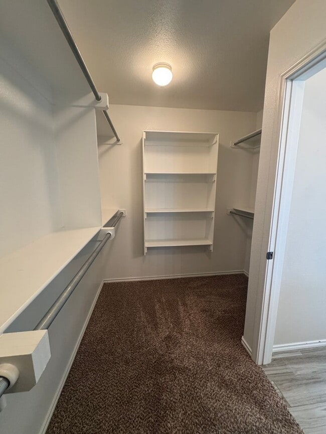 Building Photo - Located in Heritage Hills!!! 3/2/2 Fabulou...