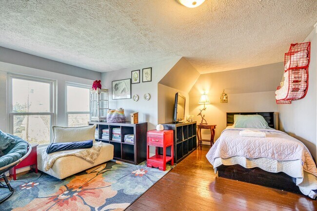 Building Photo - 4 Bed • 2 Bath Furnished Home – Utilities Included