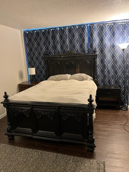 Building Photo - 450 W 7th St