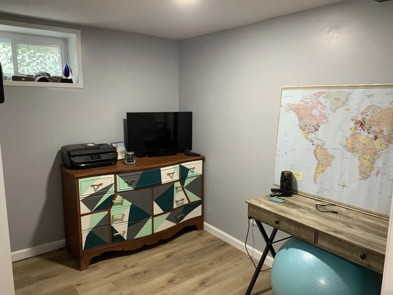 Building Photo - 440 N May St