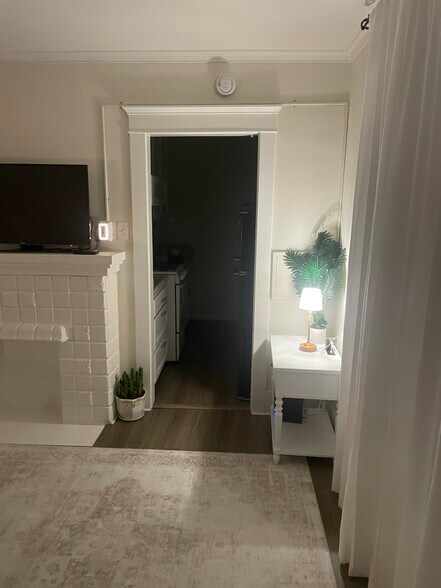 Building Photo - 1109 E 1st St