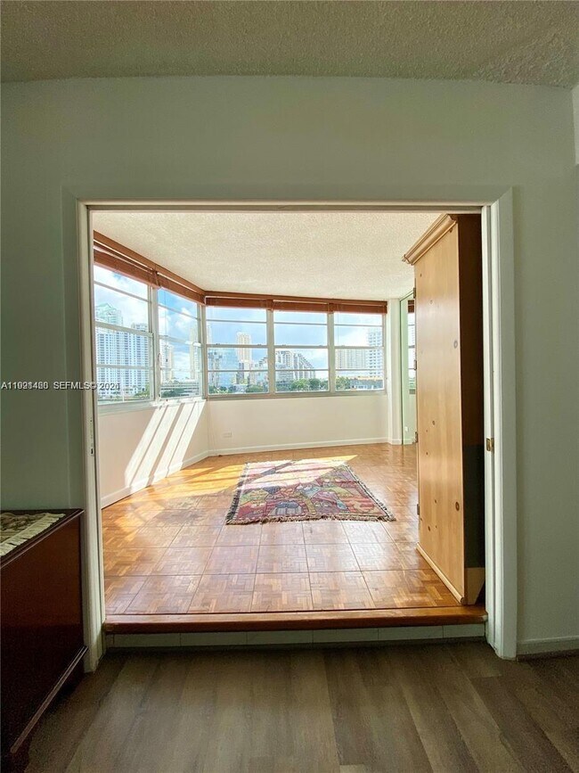 Building Photo - 905 Brickell Bay Dr