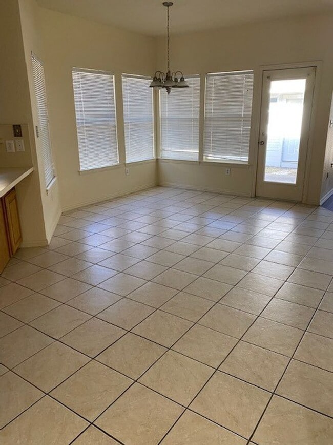 Building Photo - 3 BEDROOM 2 BATH 2 CAR GARAGE