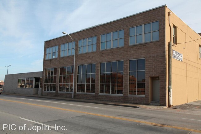 Building Photo - 702 S Wall Ave