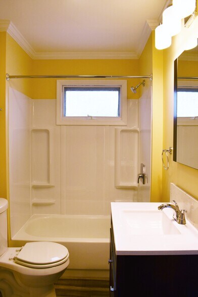 Bathroom - 533 W Gray St